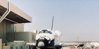 1999 El transbordador espacial Discovery es lanzado para su primera misión de atraque en la EEI